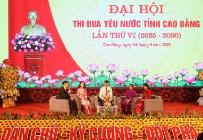 Giao lưu với các điển hình tiên tiến. Ảnh: Chu Hiệu-TTXVN