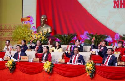 Các đại biểu biểu quyết thông qua Dự thảo Nghị quyết Đại hội Đại biểu Đảng bộ tỉnh Quảng Ngãi lần thứ nhất, nhiệm kỳ 2025-2030. Ảnh: Lê Phước Ngọc - TTXVN