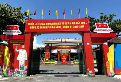 Trường Chính trị thành phố Đà Nẵng được trang hoàng rực rỡ chuẩn bị cho Đại hội Đảng bộ thành phố lần thứ I. Ảnh: Trần Lê Lâm - TTXVN 