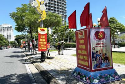 Các tuyến đường tại thành phố Đà Nẵng được trang trí pano, phướn, tranh cổ động chào mừng Đại hội Đảng bộ lần thứ I. Ảnh: Trần Lê Lâm - TTXVN 