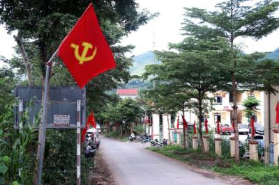 Cờ Đảng được trang hoàng tại các con đường chính tại các điểm trung tâm xã Cao Sơn. Ảnh: Thanh Hải - TTXVN  
