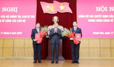 Đồng chí Lê Minh Hưng, Ủy viên Bộ Chính trị, Bí thư Trung ương Đảng, Trưởng Ban Tổ chức Trung ương trao quyết định của Bộ Chính trị cho đồng chí Nguyễn Hoài Anh (trái) và đồng chí Nguyễn Hồng Phong (phải). Ảnh: Việt Hoàng - TTXVN