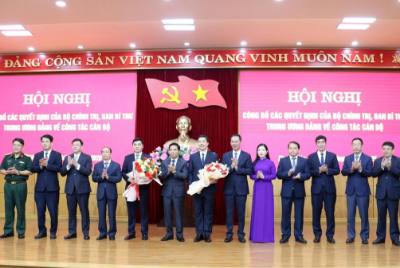 Ban thường vụ Tỉnh ủy Thanh Hóa chúc mừng đồng chí Nguyễn Hoài Anh và đồng chí Nguyễn Hồng Phong. Ảnh: Việt Hoàng - TTXVN