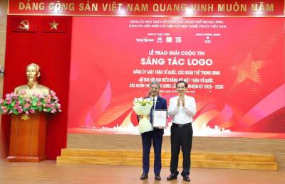 Tác giả Hoài Design đoạt giải Nhất Cuộc thi sáng tác Logo Đảng ủy MTTQ, các đoàn thể Trung ương và Đại hội Đảng bộ MTTQ, các đoàn thể Trung ương lần thứ I, nhiệm kỳ 2025-2030. Ảnh: TTXVN phát 