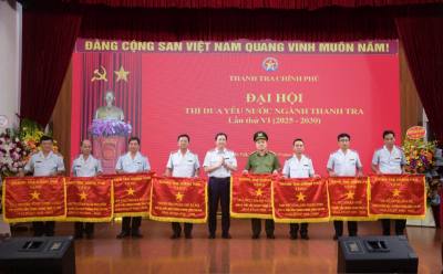 Ông Dương Quốc Huy, Phó Tổng Thanh tra Chính phủ trao Cờ thi đua cho các tập thể. Ảnh: TTXVN phát