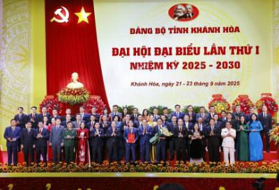 Chủ tịch Quốc hội Trần Thanh Mẫn trao Quyết định của Bộ Chính trị về chỉ định Ban Chấp hành, Ban Thường vụ, Bí thư, Phó Bí thư Tỉnh ủy
Khánh Hòa, Quyết định của Ban Bí thư về chỉ định Ủy viên Ủy ban Kiểm tra, Chủ nhiệm, Phó Chủ nhiệm Ủy ban Kiểm tra Tỉnh ủy Khánh Hòa nhiệm kỳ 2025-2030. Ảnh: Doãn Tấn – TTXVN