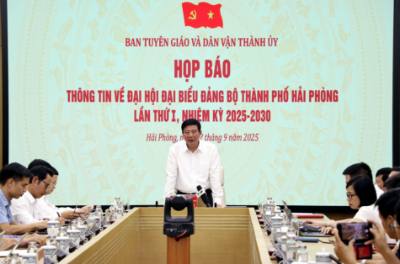 Ông Nguyễn Quang Phúc, Trưởng ban Tuyên giáo và Dân vận Thành ủy thông tin về Đại hội Đại biểu Đảng bộ thành phố Hải Phòng lần thứ nhất nhiệm kỳ 2025-2030 tới các cơ quan báo chí. Ảnh: Mạnh Tú - TTXVN
