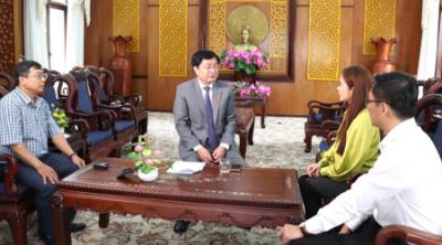 Bí thư Tỉnh ủy Tây Ninh Nguyễn Văn Quyết trao đổi với nhóm phóng viên. Ảnh: TTXVN phát