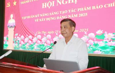 Ông Đồng Văn Thanh, Phó Bí thư thường trực Thành ủy, Chủ tịch HĐND thành phố Cần Thơ phát biểu khai mạc hội nghị. Ảnh: Ngọc Thiện- TTXVN