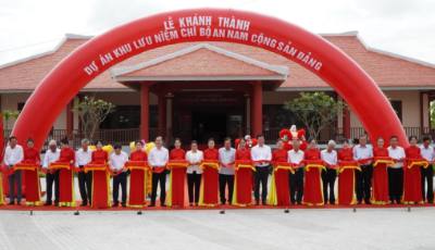 Các đại biểu thực hiện nghi thức cắt băng khánh thành dự án Khu lưu niệm Chi bộ An Nam Cộng sản Đảng tại phường Cao Lãnh, tỉnh Đồng Tháp. Ảnh: Nhựt An - TTXVN