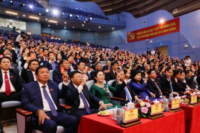 Các đại biểu biểu quyết tại Đại hội. Ảnh: Đặng Tuấn –TTXVN