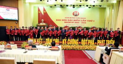 Bí thư Tỉnh ủy Tuyên Quang Hầu A Lềnh tặng hoa các đồng chí không tham gia Ban chấp hành khóa mới. Ảnh: Quang Cường - TTXVN