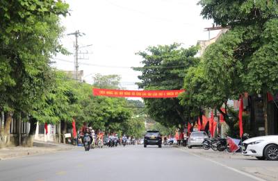 Đường phố ở phường Yên Bái, tỉnh Lào Cai rợp khắp cờ hoa và băng rôn trước thềm Đại hội Đại biểu Đảng bộ tỉnh Lào Cai lần thứ nhất, nhiệm kỳ 2025 - 2030. Ảnh: Đinh Thùy - TTXVN