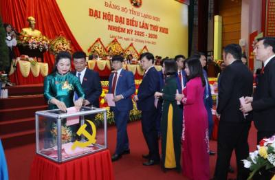 Các đại biểu bỏ phiếu bầu Ban Chấp hành Đảng bộ tỉnh Lạng Sơn khóa XVIII, nhiệm kỳ 2025 - 2030. Ảnh: Anh Tuấn – TTXVN 
