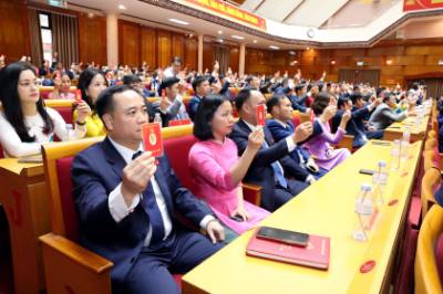 Các đại biểu biểu quyết thông qua Nghị quyết Đại hội. Ảnh: Văn Đạt - TTXVN