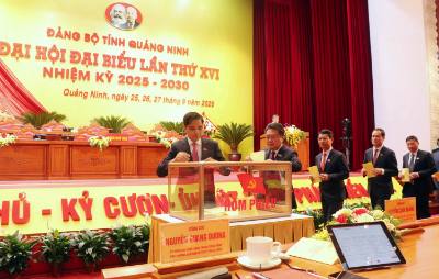 Các đại biểu bỏ phiếu bầu Ban Chấp hành Đảng bộ tỉnh Quảng Ninh khóa XVI, nhiệm kỳ 2025-2030. Ảnh: Văn Đức - TTXVN