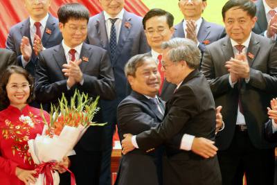 Lãnh đạo Ban Tổ chức Trung ương chúc mừng Bí thư Tỉnh ủy, Ban Chấp hành Đảng bộ tỉnh Quảng Ninh khóa XVI. Ảnh: Văn Đức - TTXVN