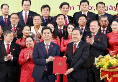 Chủ tịch Quốc hội Trần Thanh Mẫn trao Quyết định của Bộ Chính trị chỉ định tham gia Ban Chấp hành Đảng bộ thành phố Cần Thơ nhiệm kỳ 2025 - 2030 cho đồng chí Lê Quang Tùng, Bí thư Thành ủy Cần Thơ. Ảnh: Doãn Tấn - TTXVN
