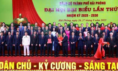 Thủ tướng Phạm Minh Chính trao Quyết định của Bộ Chính trị và tặng hoa chúc mừng Ban Chấp hành Đảng bộ thành phố Hải Phòng nhiệm kỳ 2025-2030. Ảnh: Dương Giang-TTXVN
