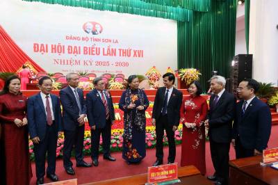 Các đại biểu trao đổi bên lề Đại hội. Ảnh: Quang Quyết - TTXVN