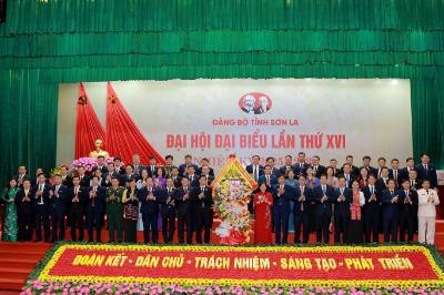 Ủy viên Bộ Chính trị, Bí thư Thành ủy Hà Nội Bùi Thị Minh Hoài tặng hoa chúc mừng Ban Chấp hành Đảng bộ tỉnh Sơn La khóa 16, nhiệm kỳ 2025 - 2030. Ảnh: Quang Quyết - TTXVN