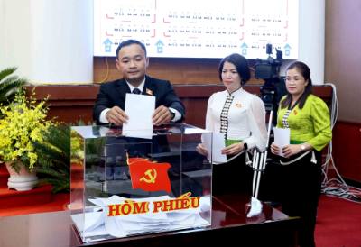 Đại biểu bỏ phiếu bầu nhân sự Đoàn đại biểu Đảng bộ tỉnh Sơn La dự Đại hội đại biểu toàn quốc lần thứ 14 của Đảng. Ảnh: Quang Quyết - TTXVN