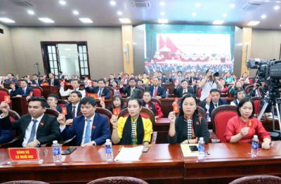 Đại biểu biểu quyết thông qua các Nghị quyết của Đại hội đại biểu Đảng bộ tỉnh Sơn La lần thứ 16, nhiệm kỳ 2025-2030. Ảnh: Quang Quyết - TTXVN