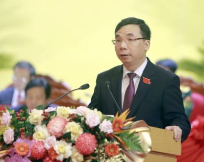 Phó Bí thư Tỉnh ủy Bùi Huy Vĩnh trình bày dự thảo Báo cáo tổng hợp ý kiến tham gia vào dự thảo Văn kiện Đại hội lần thứ XVI của Đảng. Ảnh: Hoàng Hùng -TTXVN