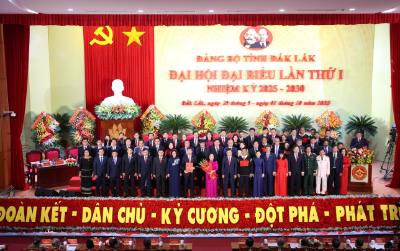 Ban Chấp hành Tỉnh ủy Đắk Lắk nhiệm kỳ 2025 - 2030 ra mắt Đại hội. Ảnh: Ngọc Minh - TTXVN