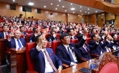 Đại biểu biểu quyết thông qua Nghị quyết Đại hội. Ảnh: Đồng Thúy-TTXVN