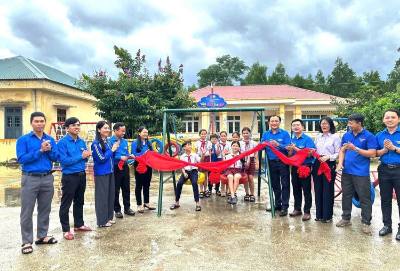 Tuổi trẻ Quảng Trị khánh thành "Sân chơi cho em". Ảnh: TTXVN phát