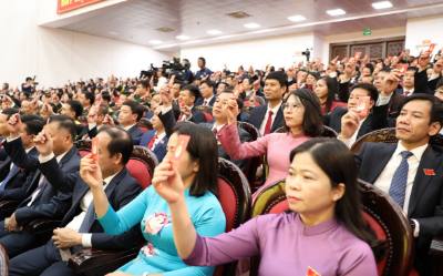 Các đại biểu biểu quyết thông qua dự thảo Nghị quyết Đại hội. Ảnh: Đức Phương - TTXVN