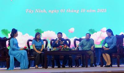 Cán bộ công đoàn và đoàn viên công nhân lao động giao lưu tại diễn đàn. Ảnh: Đức Hạnh - TTXVN