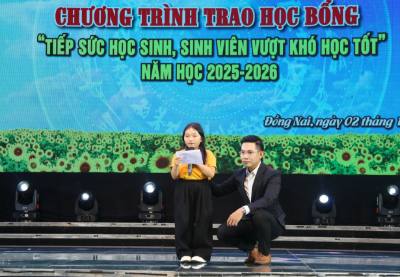 Em Bùi Thị Kim bị khuyết tật khả năng vận động, sinh viên năm 2 Trường đại học Công nghệ thông tin (Thành phố Hồ Chí Minh), phát biểu khi nhận học bổng. Ảnh: Lê Xuân-TTXVN