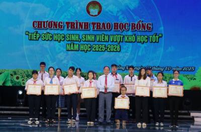 Các học sinh bị khuyết tật ở Đồng Nai được nhận học bổng hỗ trợ 4 triệu đồng/em để trang trải cuộc sống và đóng học phí. Ảnh: Lê Xuân-TTXVN