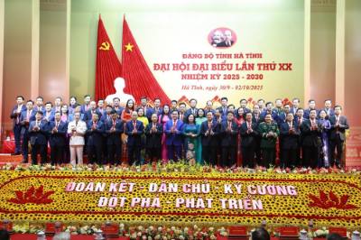 Ban Chấp hành Đảng bộ tỉnh Hà Tĩnh nhiệm kỳ 2025 - 2030 ra mắt, nhận nhiệm vụ. Ảnh: Hoàng Ngà - TTXVN