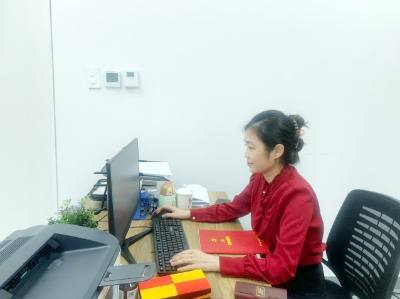 Cán bộ, chuyên viên Ban Tuyên giáo và Dân vận Thành ủy Hải Phòng sử dụng Hệ thống thông tin điều hành tác nghiệp các cơ quan Đảng trong công việc hàng ngày. Ảnh: Mạnh Tú - TTXVN