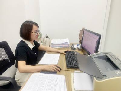 Cán bộ, chuyên viên Ban Tuyên giáo và Dân vận Thành ủy Hải Phòng sử dụng Hệ thống thông tin điều hành tác nghiệp các cơ quan Đảng trong công việc hàng ngày. Ảnh: Mạnh Tú - TTXVN