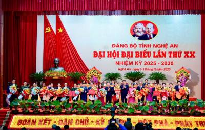 Thường trực Tỉnh ủy Nghệ An tặng hoa chia tay các đồng chí trong Ban chấp hành thôi nhiệm vụ. Ảnh: Trịnh Duy Hưng - TTXVN