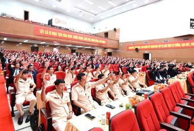 Các đại biểu thống nhất biểu quyết các nghị quyết của Đại hội. Ảnh: Trịnh Duy Hưng - TTXVN
