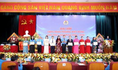 Lãnh đạo Tổng LĐLĐ Việt Nam và Ủy ban MTTQ Việt Nam Thành phố Hà Nội trao tặng Kỷ niệm chương cho các cá nhân. Ảnh: TTXVN phát
