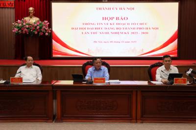 Các đồng chí lãnh đạo thành phố Hà Nội chủ trì Họp báo. Ảnh: Vũ Quang - TTXVN