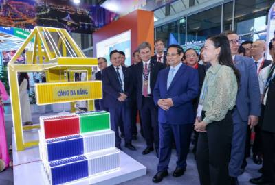 Thủ tướng Phạm Minh Chính tham quan các gian hàng tại Đại hội Thế giới Liên đoàn các Hiệp hội giao nhận vận tải quốc tế 2025 (FIATA World Congress 2025). Ảnh: Dương Giang-TTXVN
