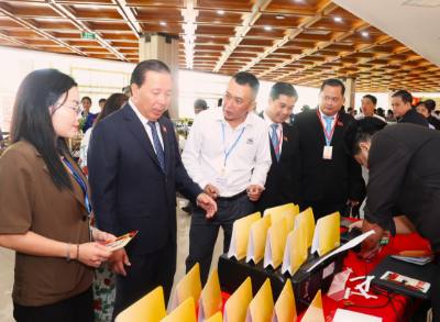 Ông Nguyễn Văn Út (thứ 2, từ trái qua), Phó Bí thư Tỉnh ủy, Chủ tịch UBND tỉnh Tây Ninh, cùng đại biểu tham quan gian trưng bày tại Đại hội. Ảnh: Thanh Tân -TTXVN