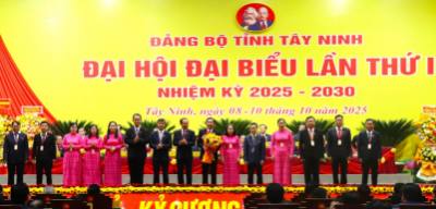 Đồng chí Nguyễn Văn Nên, Ủy viên Bộ Chính trị, Thường trực Tiểu ban Văn kiện Đại hội XIV của Đảng, tặng hoa chúc mừng Đại hội. Ảnh: Thanh Bình -TTXVN