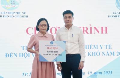 Bảo hiểm xã hội Thành phố Hồ Chí Minh trao tặng 304 thẻ Bảo hiểm y tế đến Hội Liên hiệp Phụ nữ Thành phố Hồ Chí Minh. Ảnh: Thu Hương - TTXVN