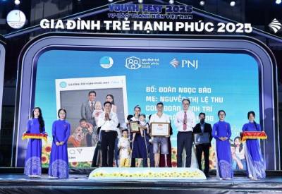 Đồng chí Nguyễn Tường Lâm, Bí thư Trung ương Đoàn, Chủ tịch Trung ương Hội LHTN Việt Nam trao Bằng khen và biểu trưng cho các gia đình trẻ tiêu biểu năm 2025. Ảnh: Minh Đức - TTXVN