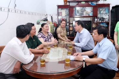 Lãnh đạo Hội Nông dân Thành phố Hồ Chí Minh trực tiếp thăm hỏi, hỗ trợ các gia đình bị thiệt hại bởi thiên tai tại phường Tân Mỹ. Ảnh: Xuân Khu-TTXVN