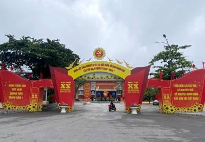 Công tác chuẩn bị trang trí khánh tiết chuẩn bị cho Đại hội Đảng bộ tỉnh Thanh Hóa lần thứ XX, nhiệm kỳ 2025 - 2030 diễn ra từ ngày 14 - 16/10. Ảnh: Việt Hoàng - TTXVN
