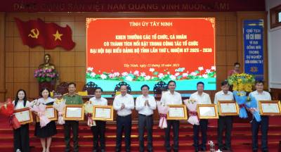 Bí thư Tỉnh ủy Tây Ninh Nguyễn Văn Quyết và Phó Bí thư, Chủ tịch UBND tỉnh Nguyễn Văn Út khen thưởng các tập thể và  cá nhân có thành tích xuất sắc trong công tác tổ chức Đại hội đại biểu Đảng bộ tỉnh lần thứ nhất, nhiệm kỳ 2025–2030. Ảnh: Thanh Bình -TTXVN